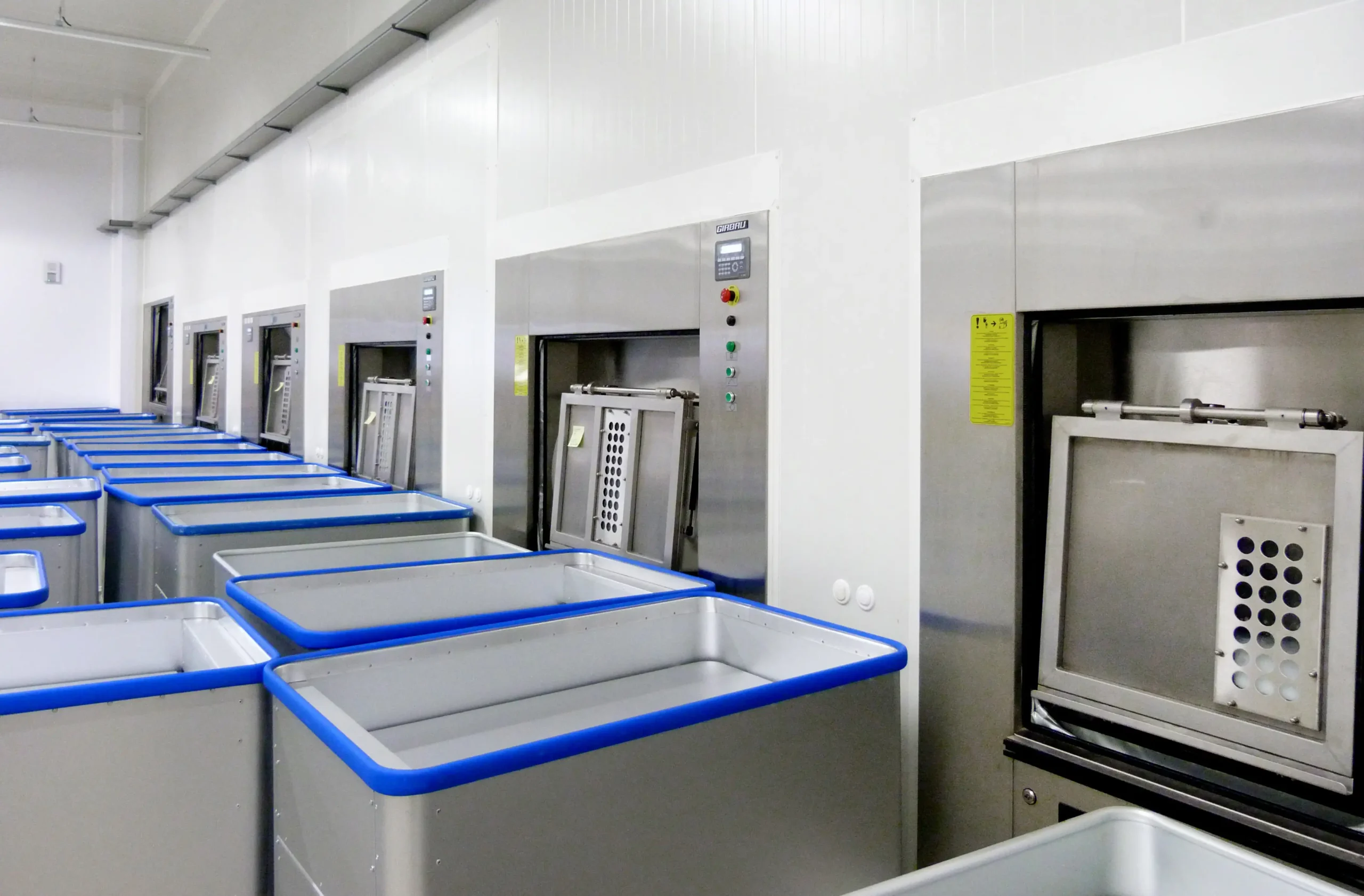 Enhanced ergonomics with indicator light, acoustic signal, and ergonomic loading height