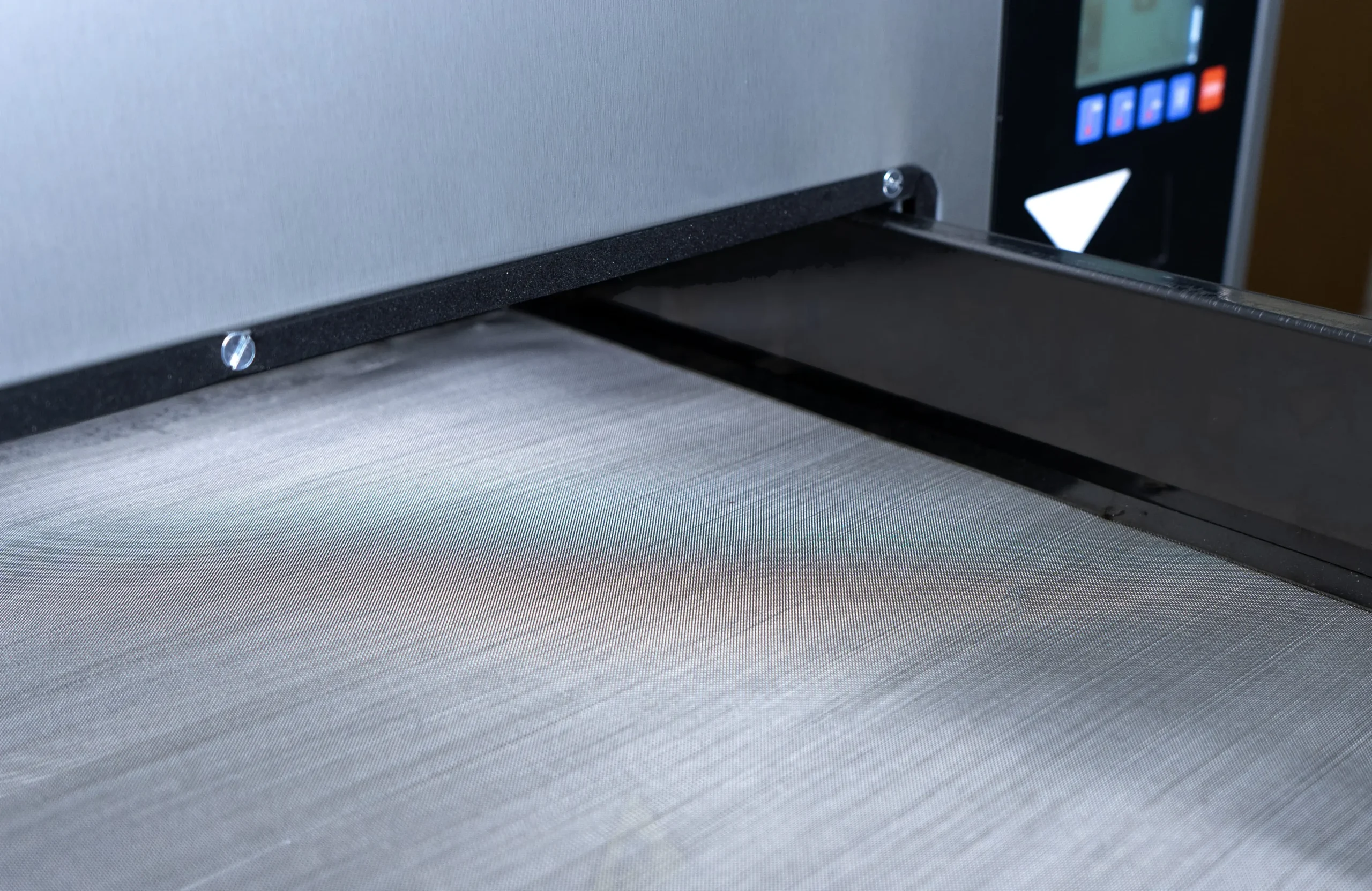 Robust metal filter, accessible and easy to maintain.