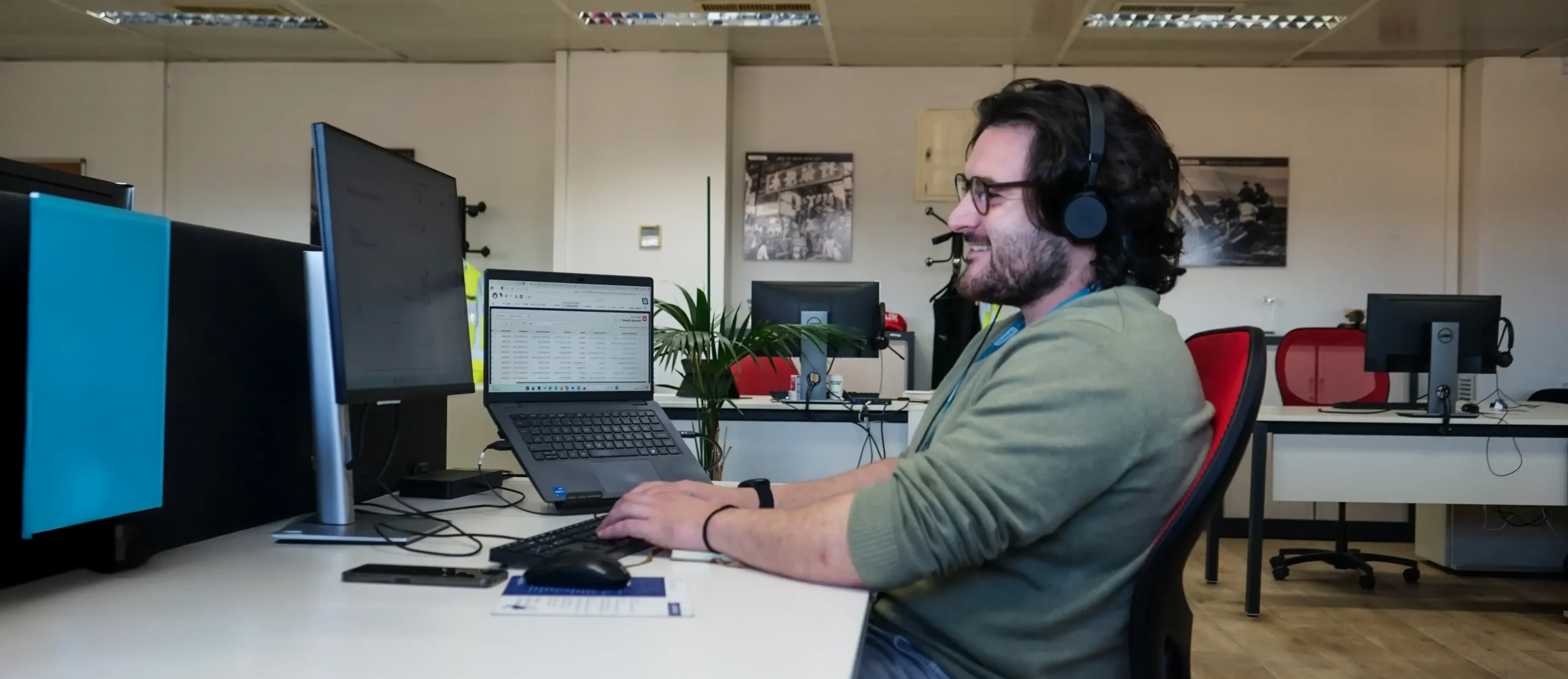 Customer support agent assisting clients in selecting the right industrial laundry equipment.