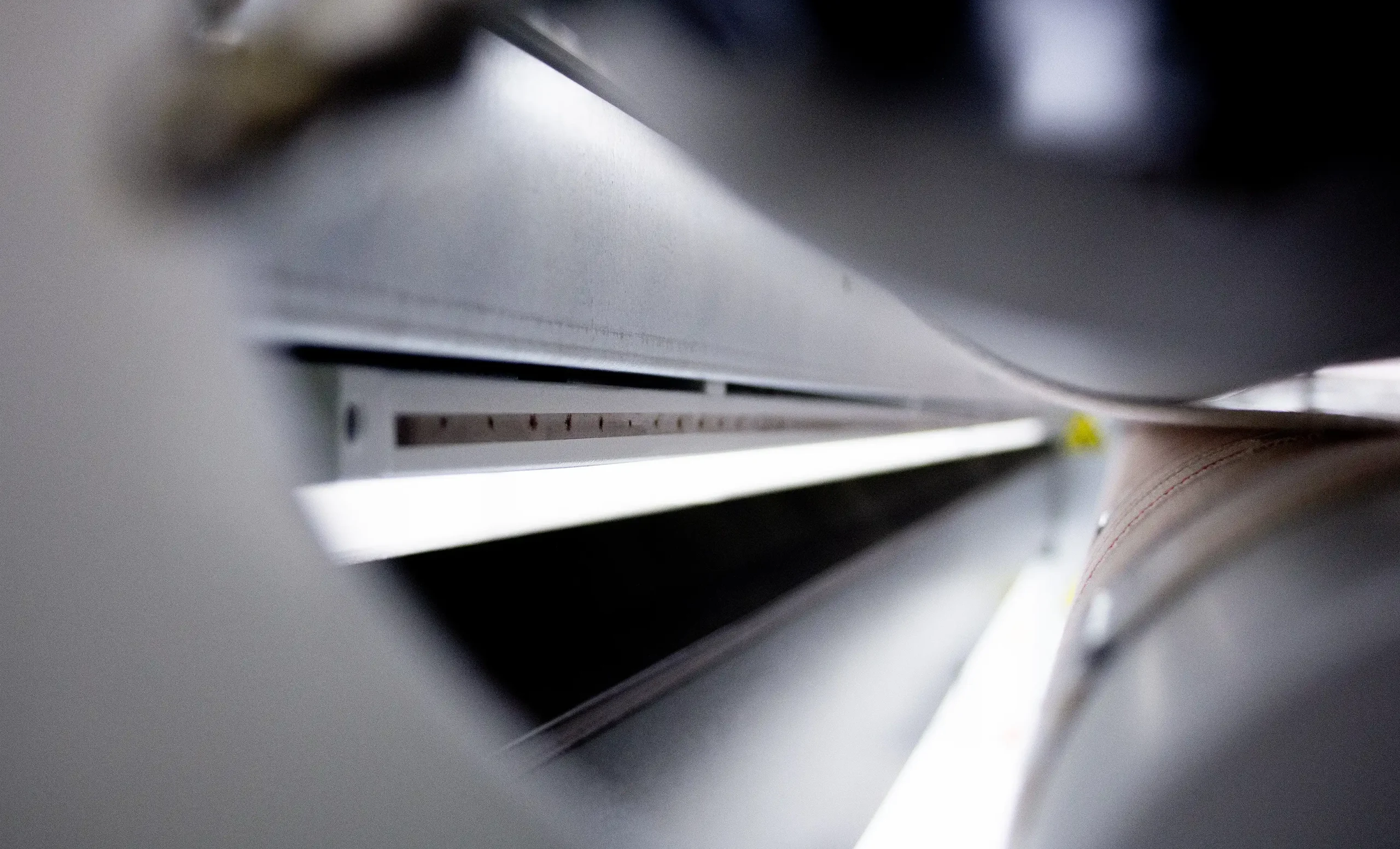 76 dB noise level for a safer, more comfortable workspace