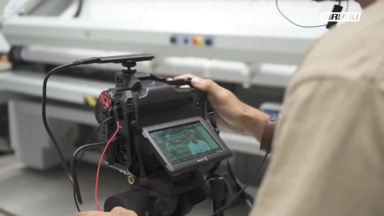 Close-up of a camera operator recording an interview, representing Girbau’s direct support for media and press enquiries.