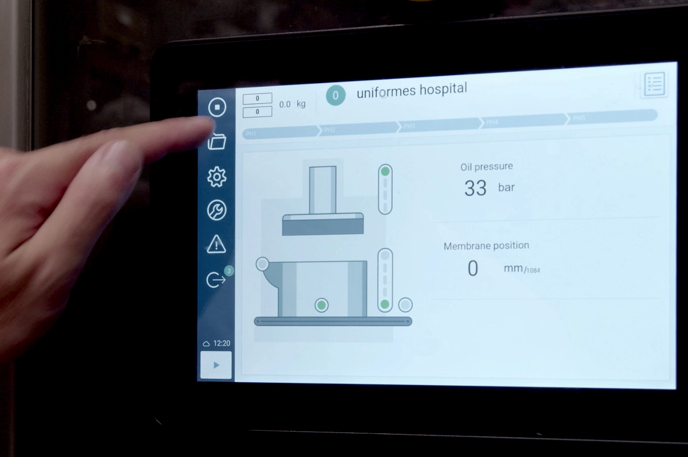 10-inch touchscreen with real-time process monitoring