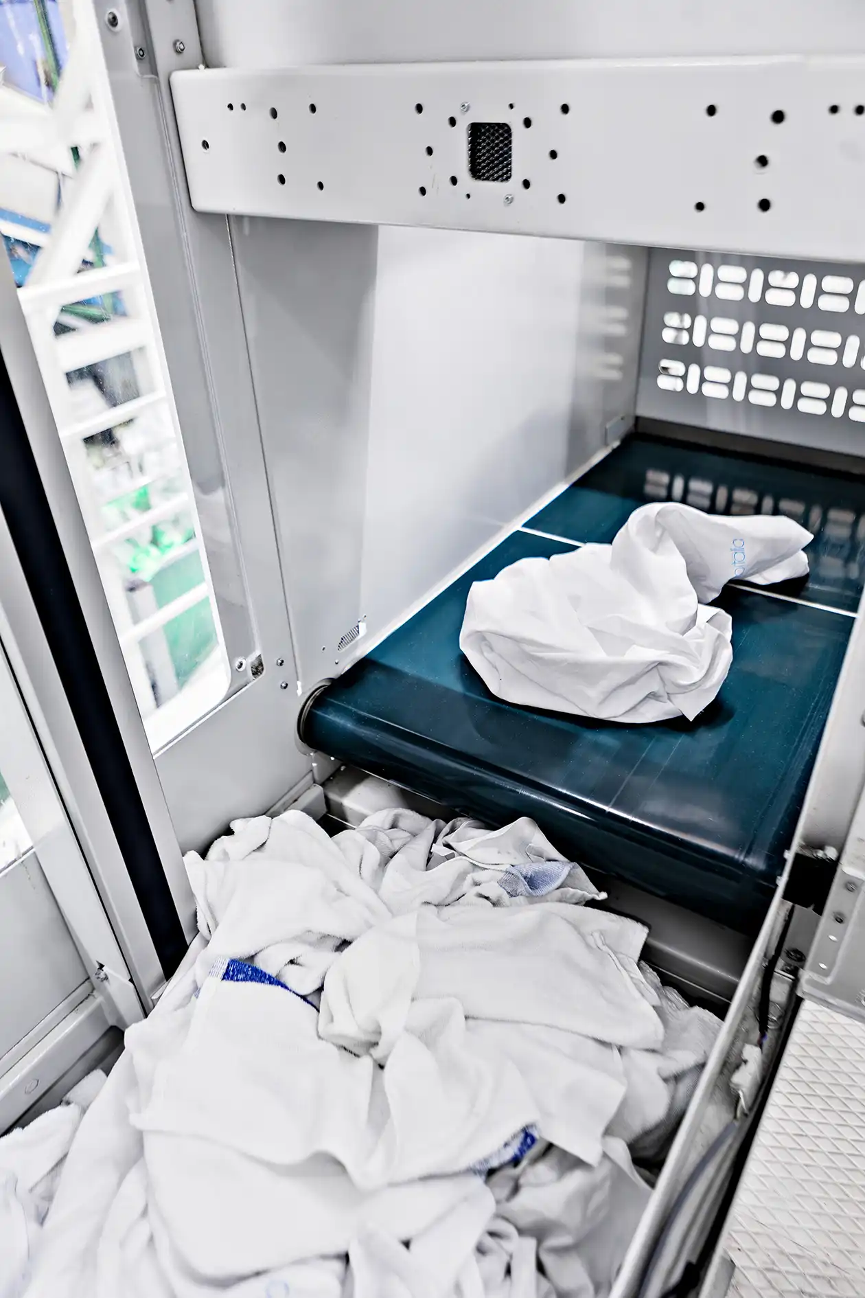 Processes up to 1,800 items per hour