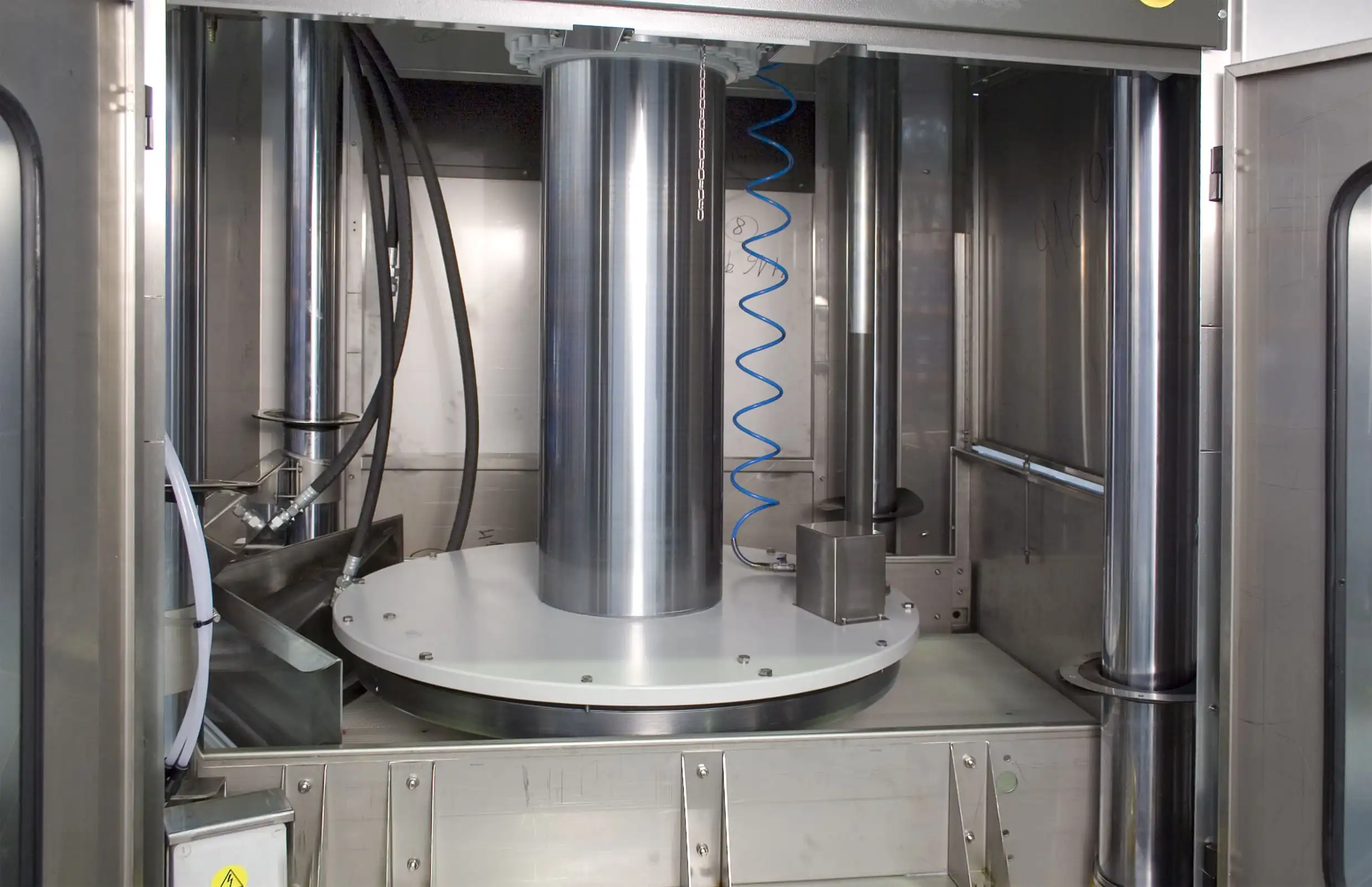 Adjustable pressure up to 40 bar with 0.1 bar precision