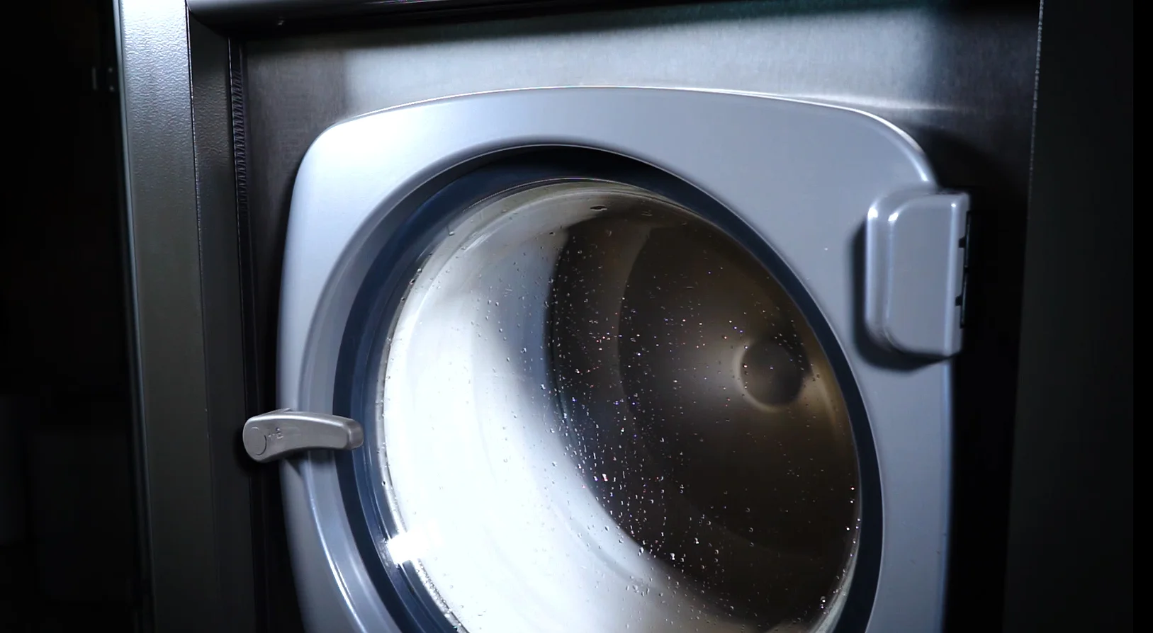 The only model on the market with a constant 450 G-force — drier linen in less time 