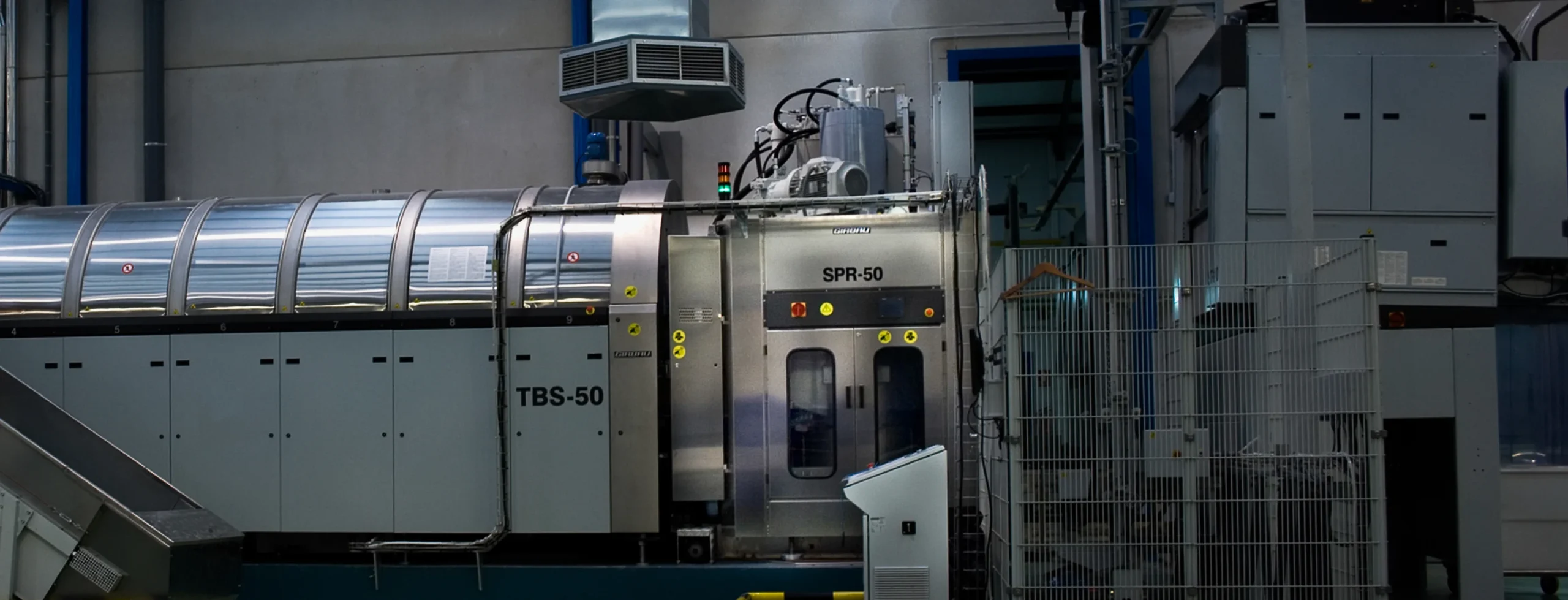 Front view of an industrial laundry press integrated into a continuous washing line, highlighting high-pressure textile extraction and automated pressing equipment for large-scale laundries.