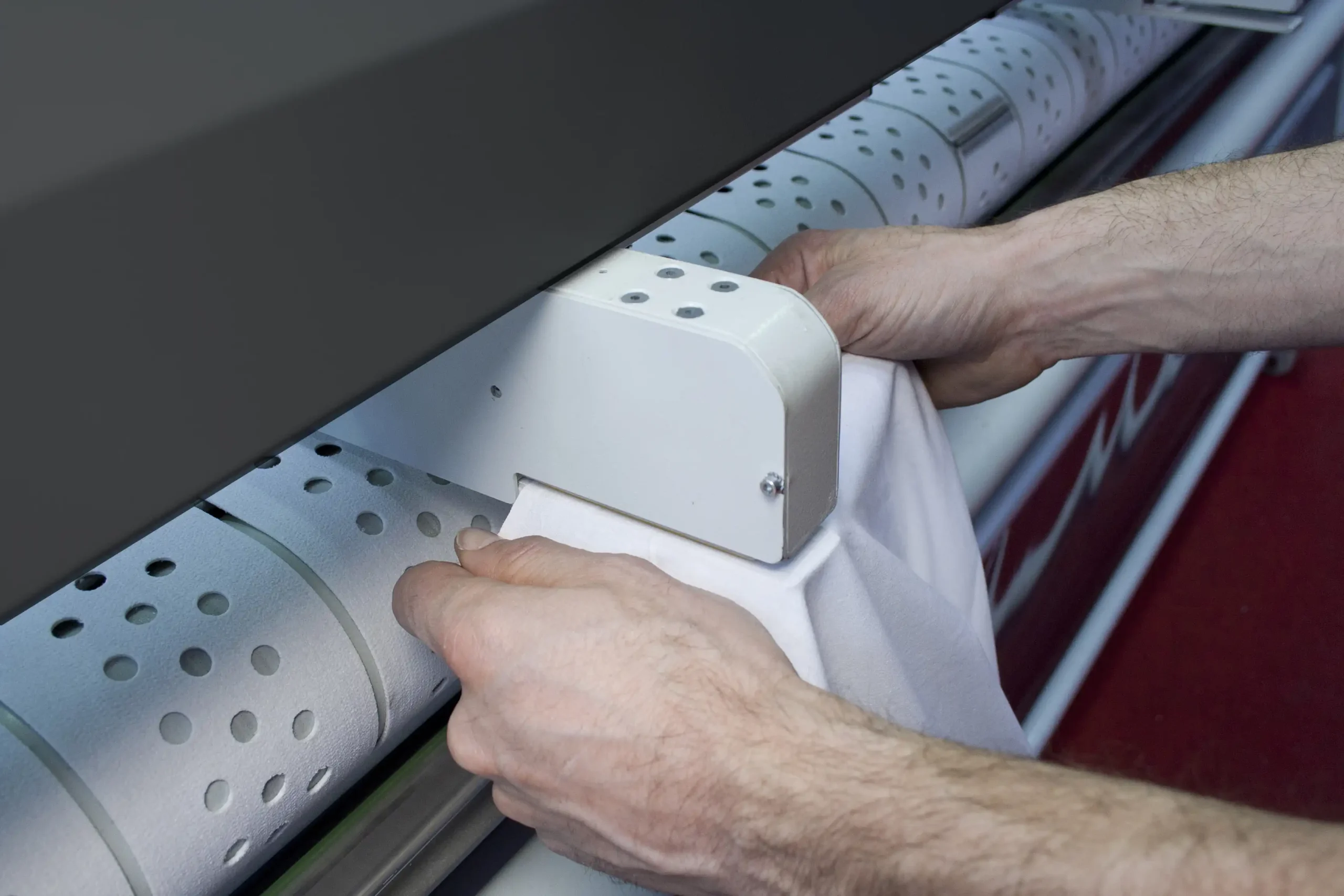 Automatic or manual feeding options