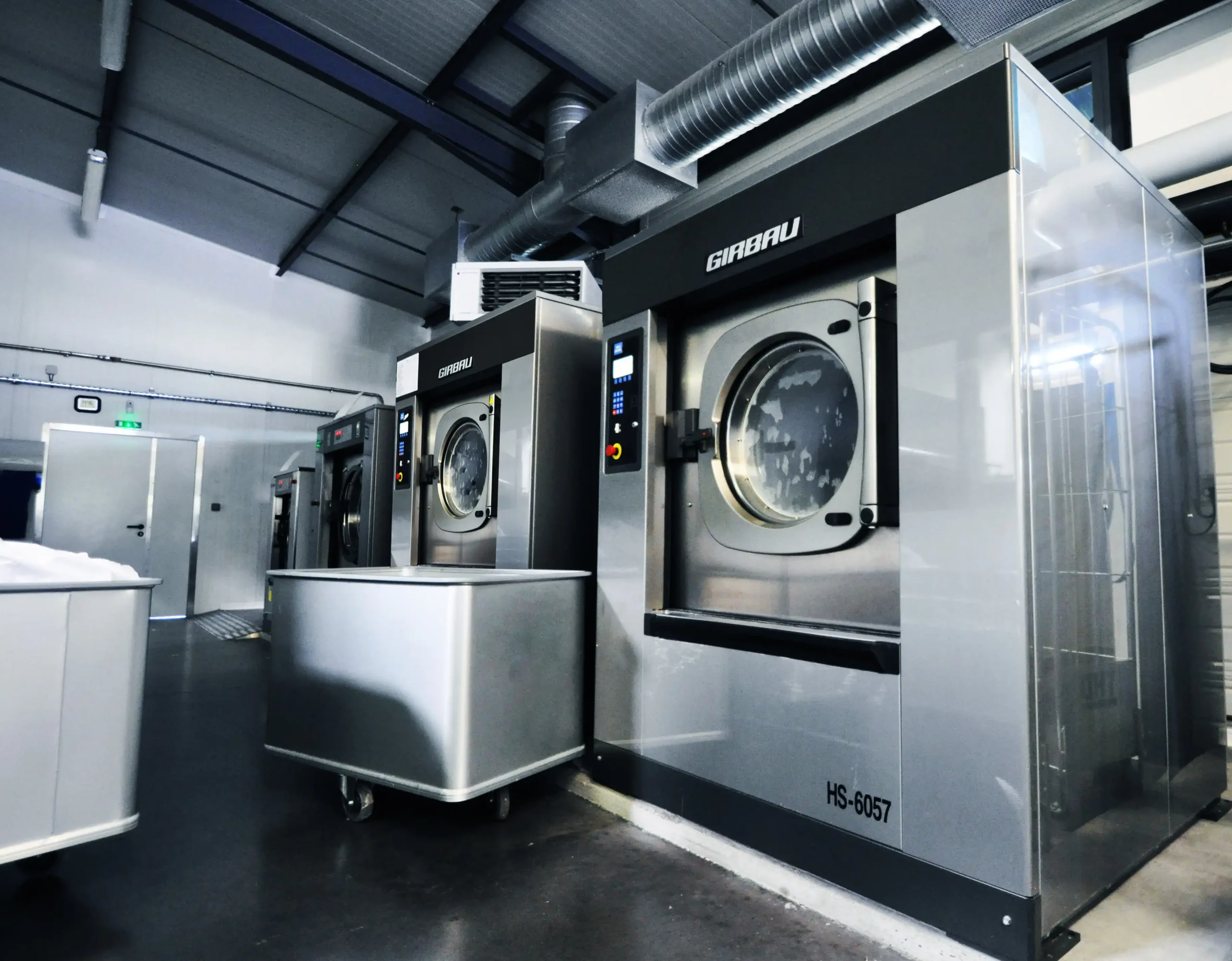 Easy Load, reducing time and effort for loading and unloading laundry, maximizing productivity.