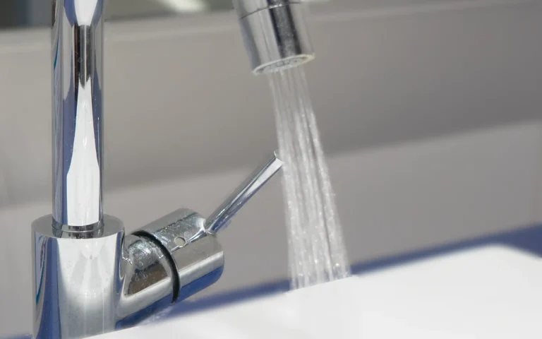 Close-up of a faucet running water, representing Girbau’s commitment to environmental policy and responsible resource management.