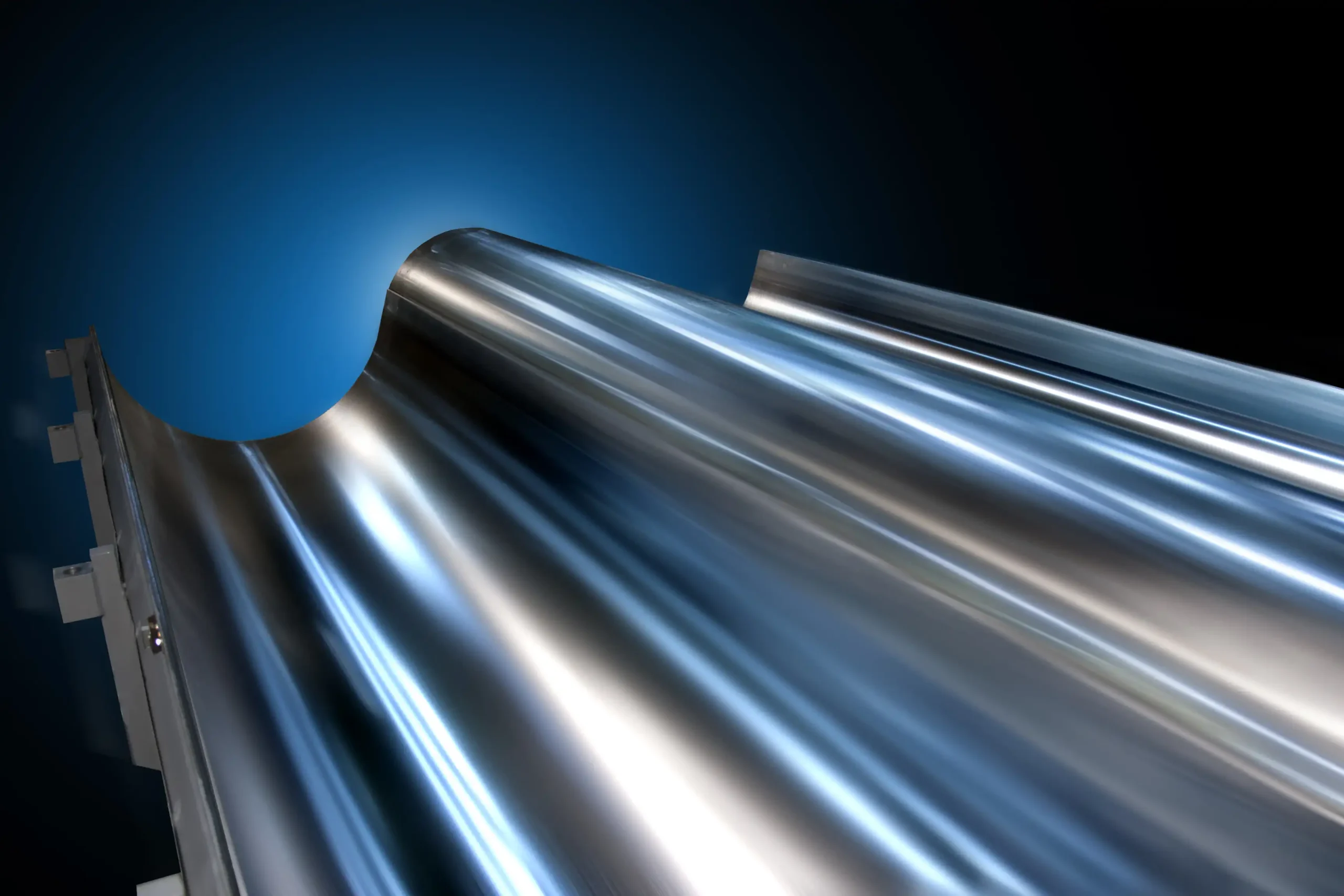 Rigid chest with a mirror-finish surface ensures uniform ironing.