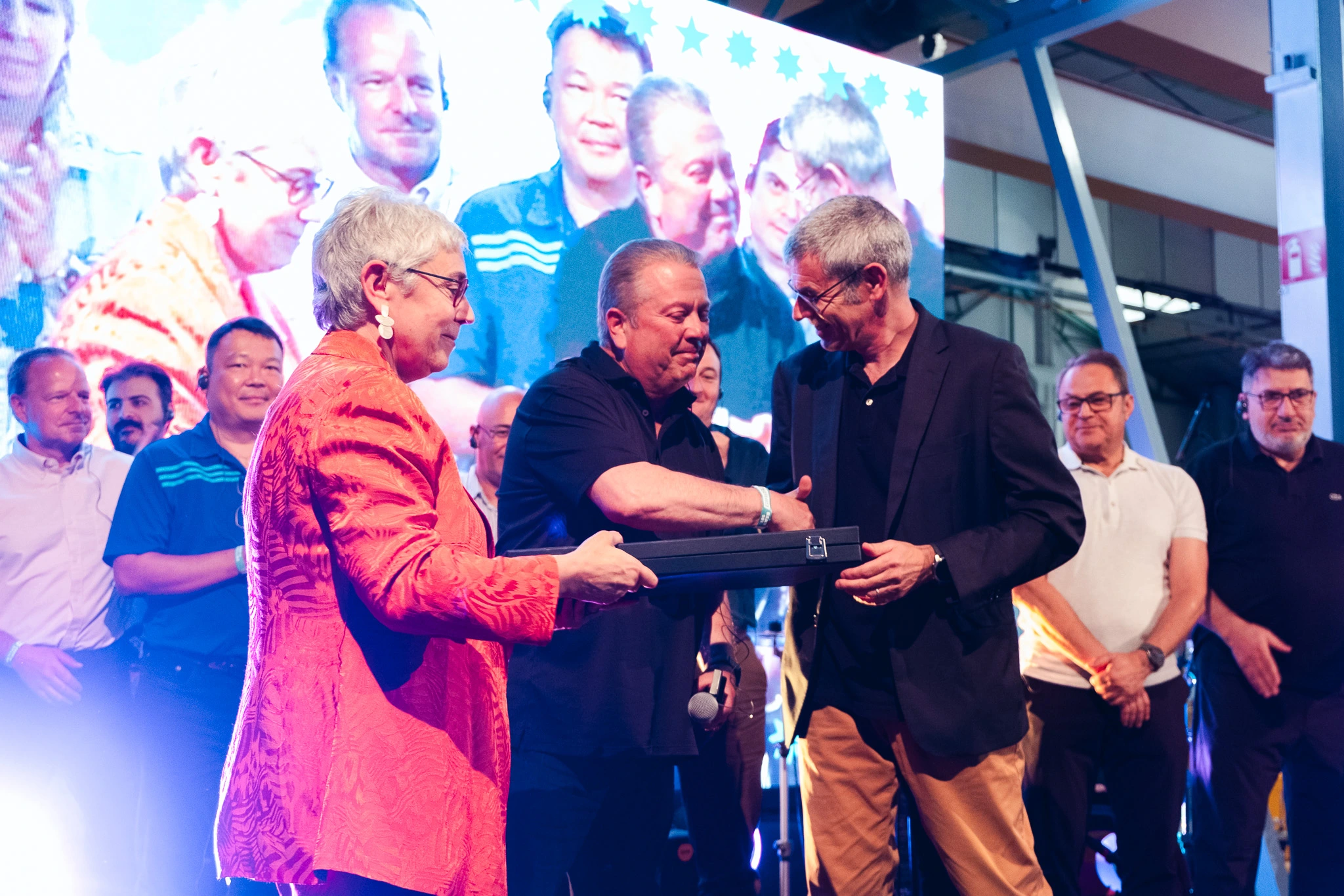 Mike Floyd, President de Girbau North America rebent un reconeixement de la Mercè i en Pere Girbau