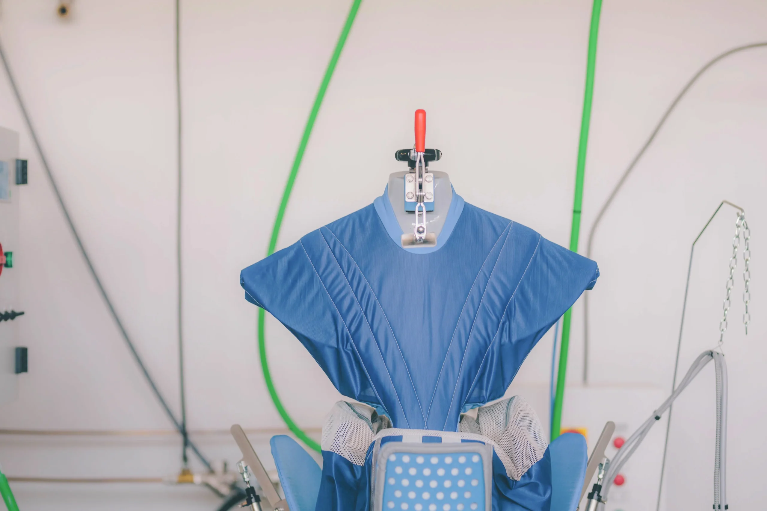 Equip d’acabat wet cleaning amb una peça col·locada en un maniquí de planxat, representant processos avançats d’acabat tèxtil.