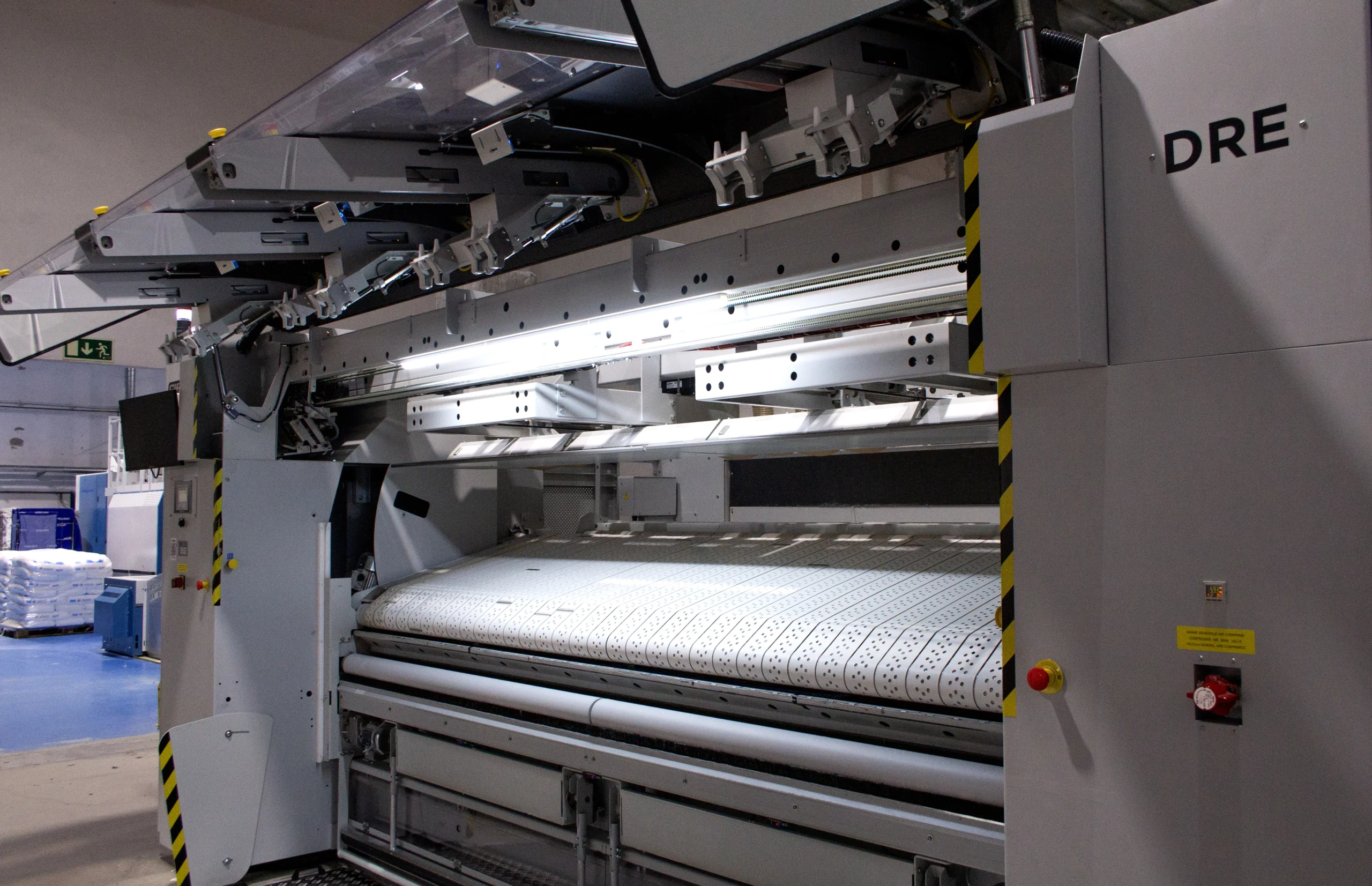 Una solució automatitzada que agilitza l’alimentació de roba i millora la productivitat de la bugaderia.