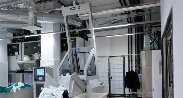 Classificació automatitzada que millora l’eficiència i la traçabilitat de cada peça tèxtil.