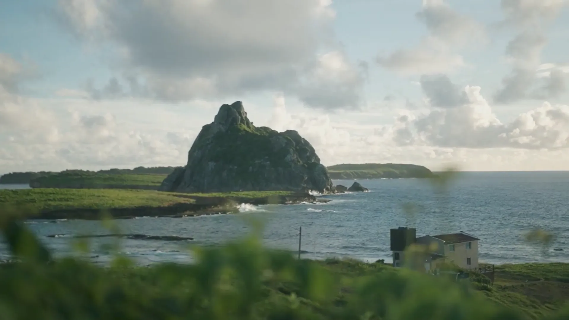 Paisatge costaner de Fernando de Noronha amb formació rocosa, vistes al mar i entorn natural, part de l’entorn del projecte de bugaderia sostenible de Girbau.