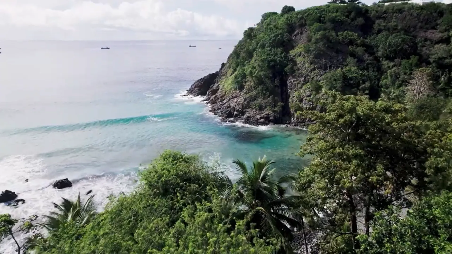 Paisatge costaner de Fernando de Noronha amb aigües cristal·lines i vegetació exuberant, reflectint la reducció de l’impacte ambiental de les solucions de bugaderia sostenible de Girbau.