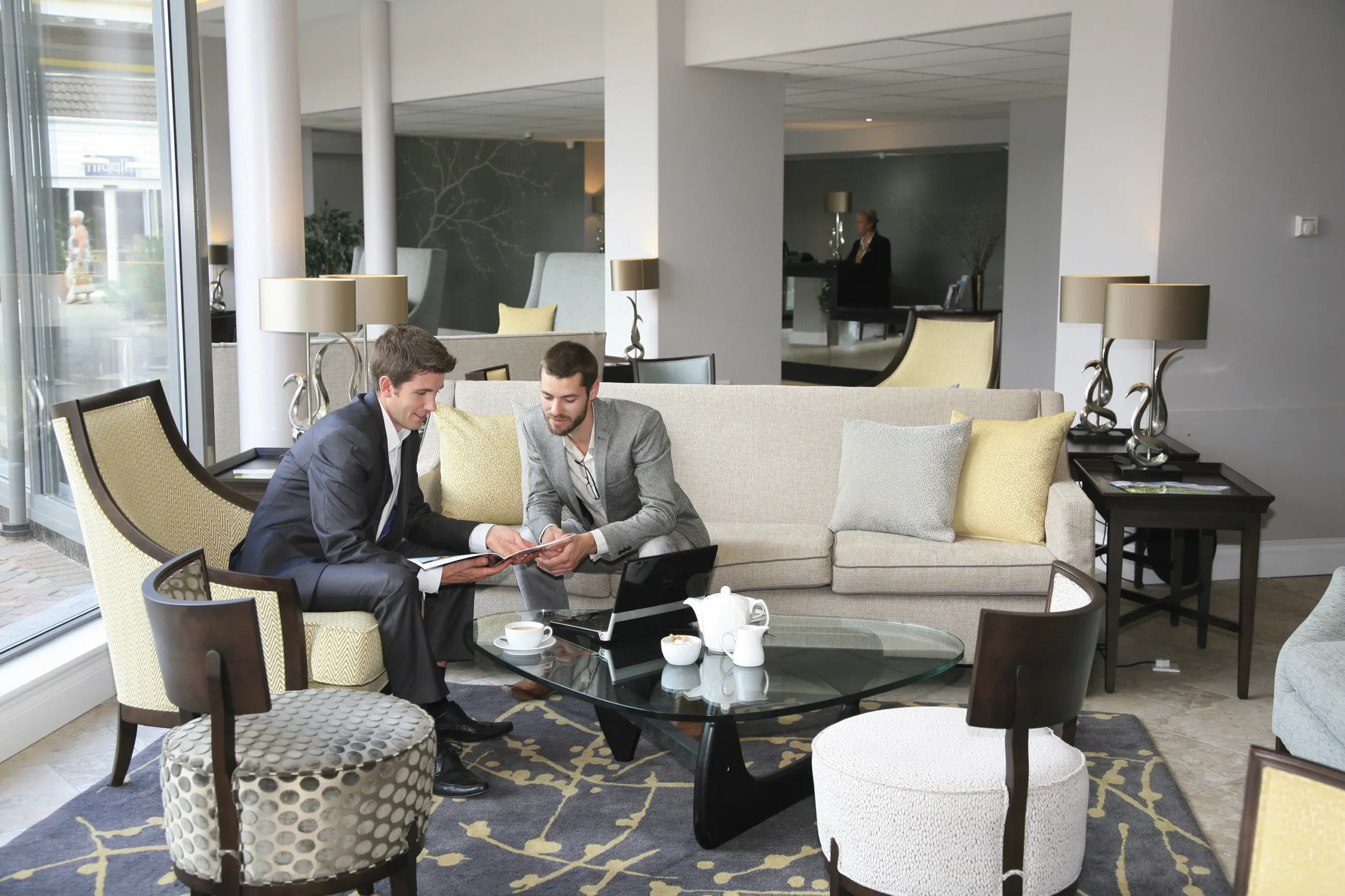Elegant zona lounge del vestíbul de Stoke by Nayland Hotel, Golf & Spa que ofereix una experiència premium per als hostes.