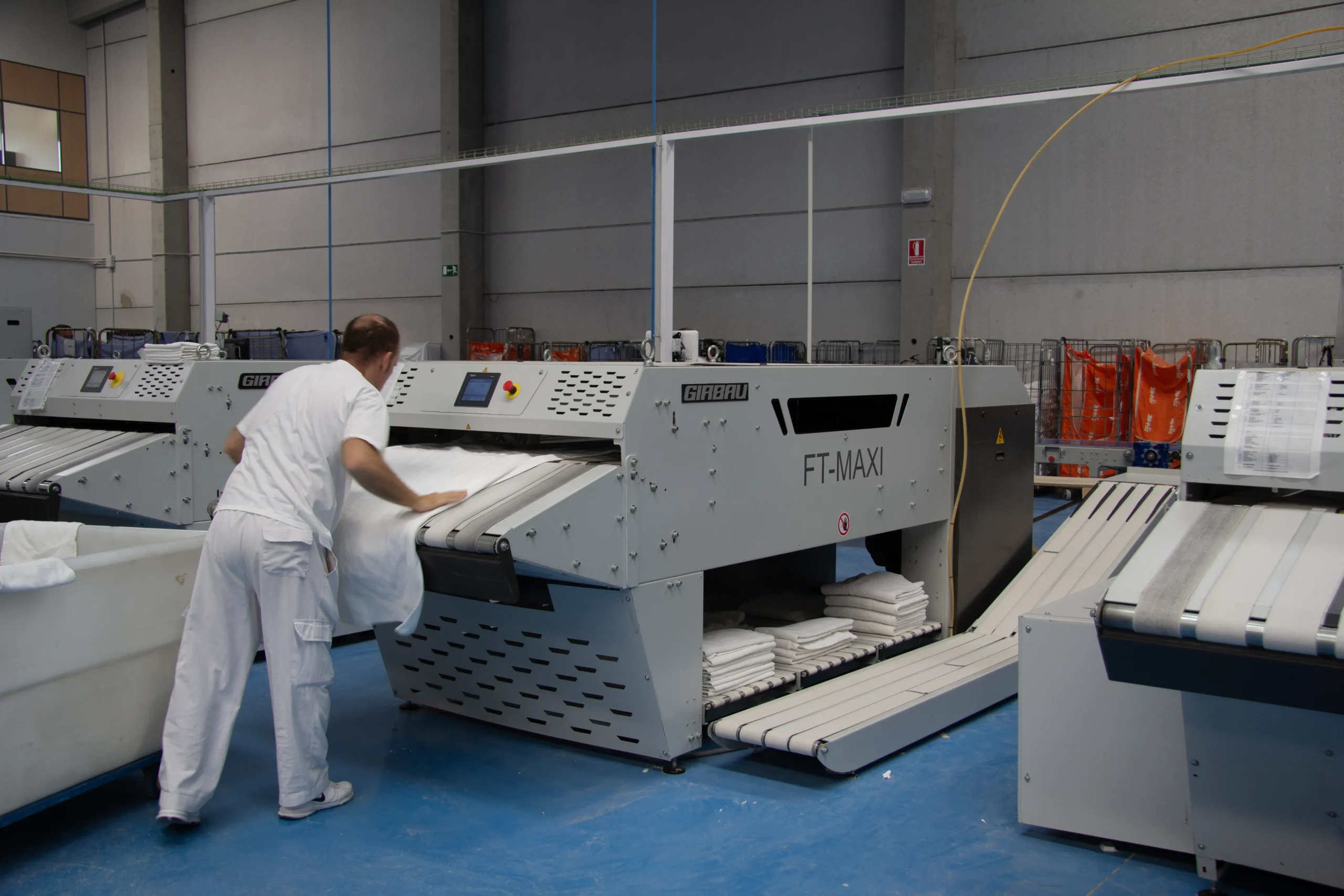 Plegat automàtic de tovalloles per agilitzar el procés d’acabat i distribució de la roba.