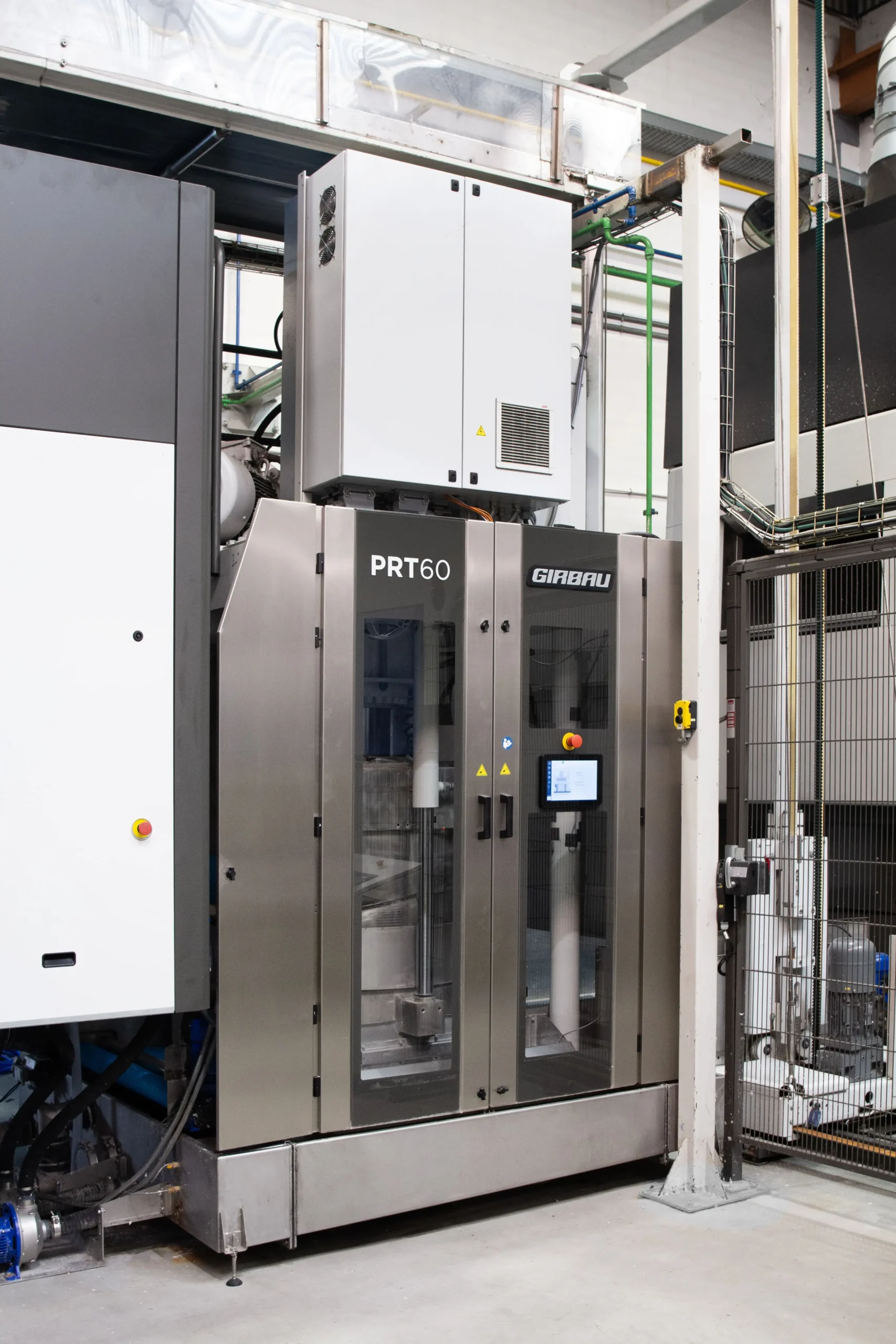 Prensa hidroextractora industrial Girbau PRT60 instalada en una planta, diseñada para un rendimiento duradero con una vida útil probada de más de 30 años.