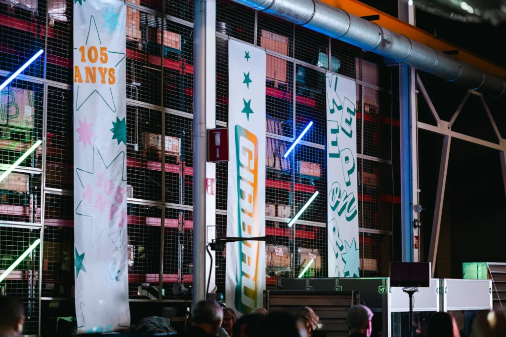 Entrada de Girbau HQ con personas celebrando el aniversario