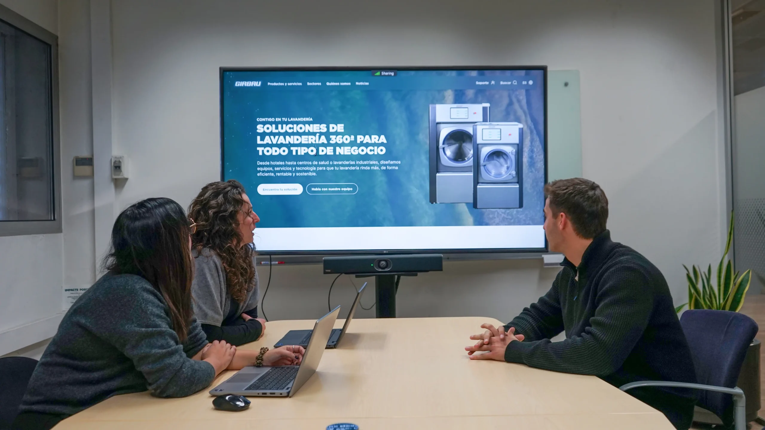 Sesión de planificación para desarrollar soluciones innovadoras de lavandería.