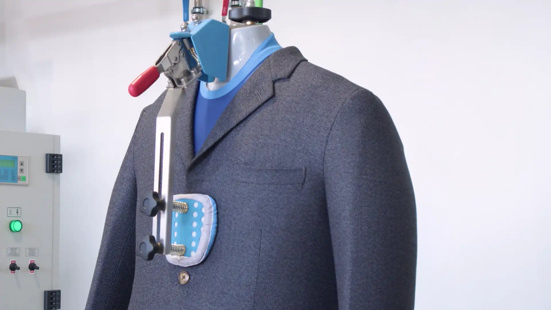 Equipo de acabado textil para lavandería industrial Girbau planchando una chaqueta, ofreciendo un acabado profesional y de alta calidad para prendas.