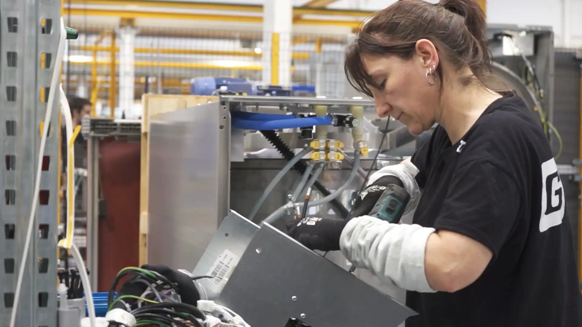 Assemblage précis des composants pour garantir l’excellence de chaque produit.