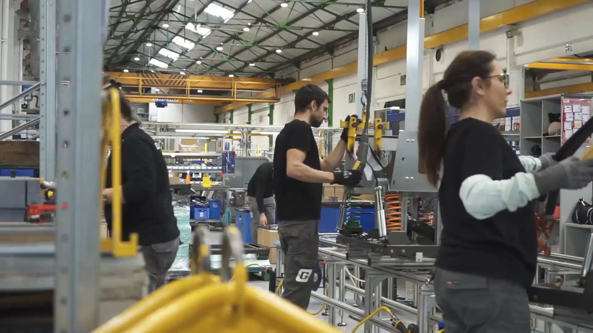 Travail d’équipe sur la ligne de production pour garantir la qualité Girbau.