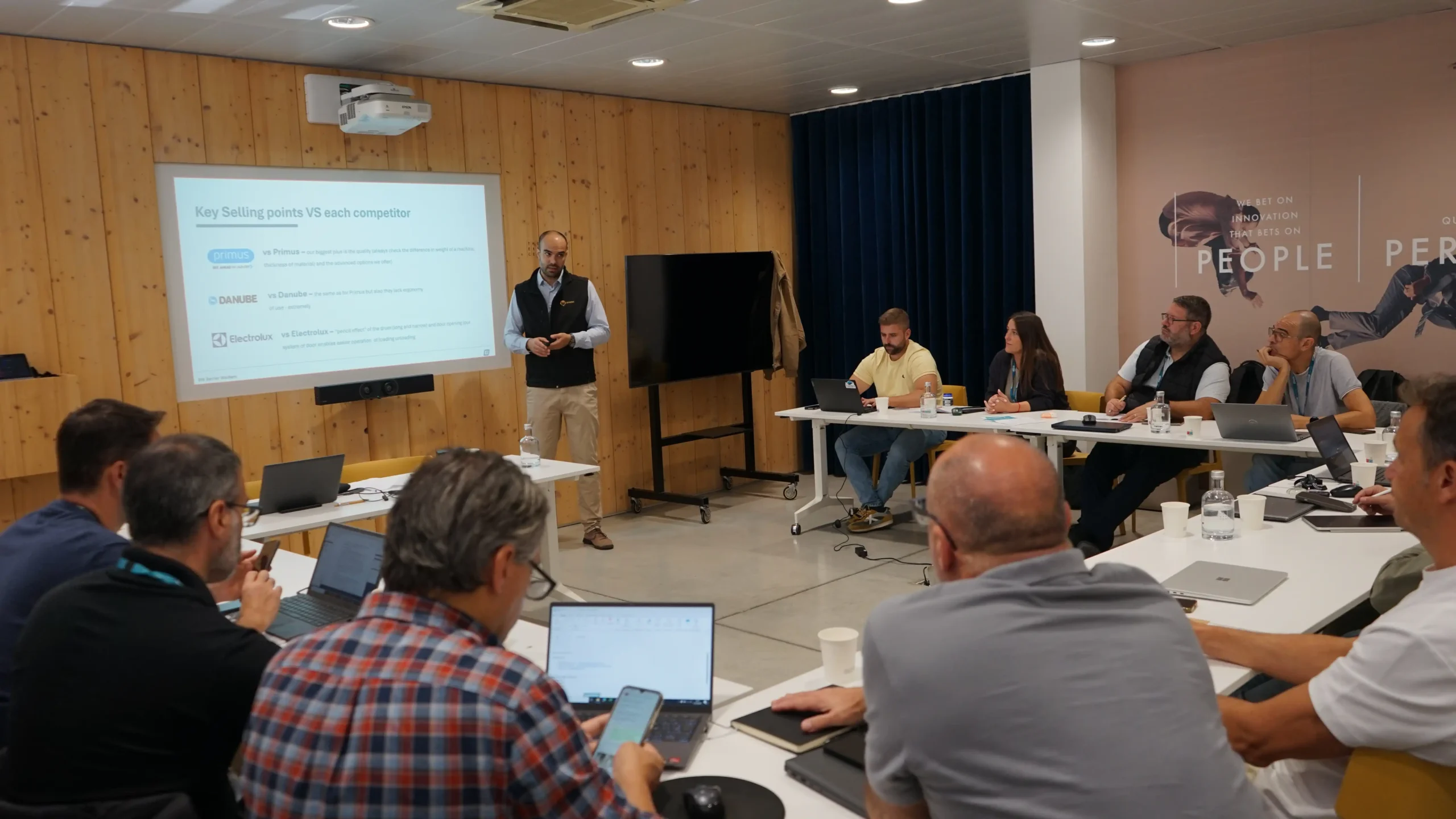 Experts techniques Girbau participant à une session professionnelle pour fournir une maintenance certifiée et assurer l’exploitation fiable des laveuses industrielles.