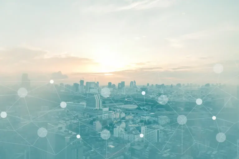 Skyline urbaine avec des nœuds de connexion numériques représentant Horizon, la plateforme en ligne de Girbau pour la gestion des commandes, des pièces détachées et des expéditions.