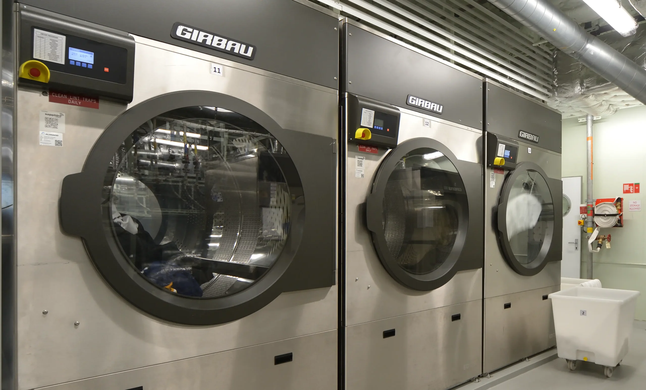 Machines de blanchisserie professionnelle Girbau connectées à Sapphire pour suivi en temps réel et contrôle des protocoles d’hygiène.