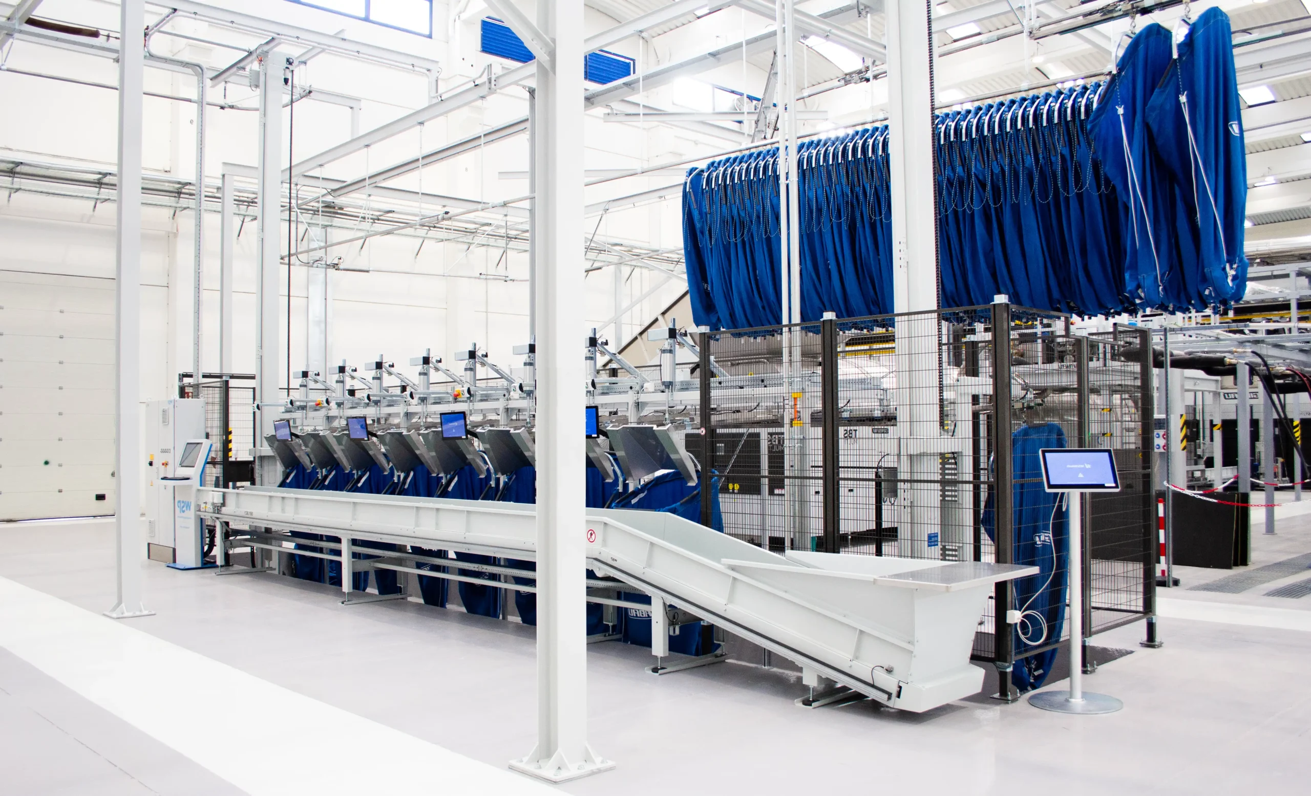 Système Girbau de logistique et de manutention du linge conçu pour optimiser les flux de travail, automatiser les processus et améliorer l’efficacité des opérations de blanchisserie professionnelle.