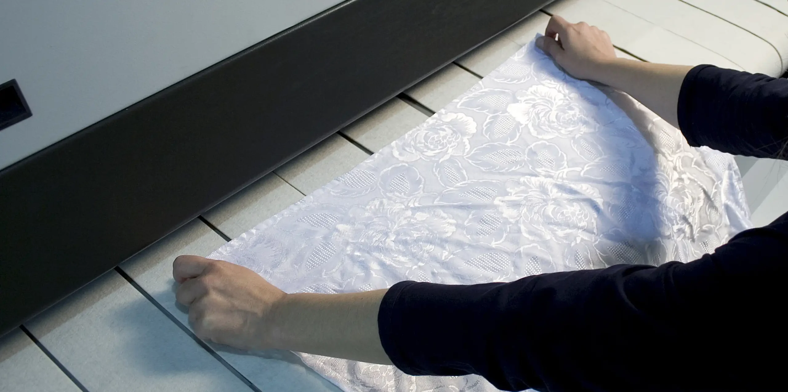 Jusqu’à 4 voies d’alimentation pour traiter différents types de textiles, y compris le linge de table, les draps et les serviettes.