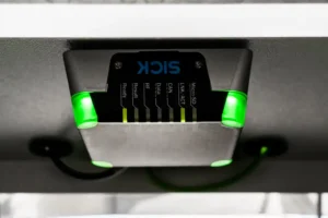 Vista detallada de un módulo sensor del sistema de clasificación de ropa Sortech, utilizado en opciones configurables como escaneo de seguridad y monitorización en estaciones de clasificación industrial.