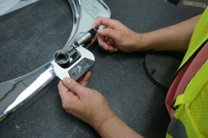 Proceso de inspección de calidad de un componente de la lavadora industrial Genius para garantizar seguridad y durabilidad certificadas.