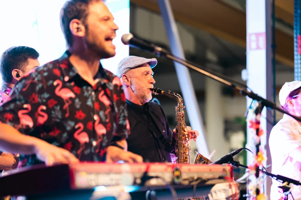 Entrada de Girbau HQ con personas celebrando el aniversario