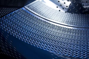 Detalle del tambor estampado de la secadora comercial EDS de Girbau, que refleja su construcción robusta para uso intensivo y el cumplimiento de normativas europeas de seguridad y fabricación.