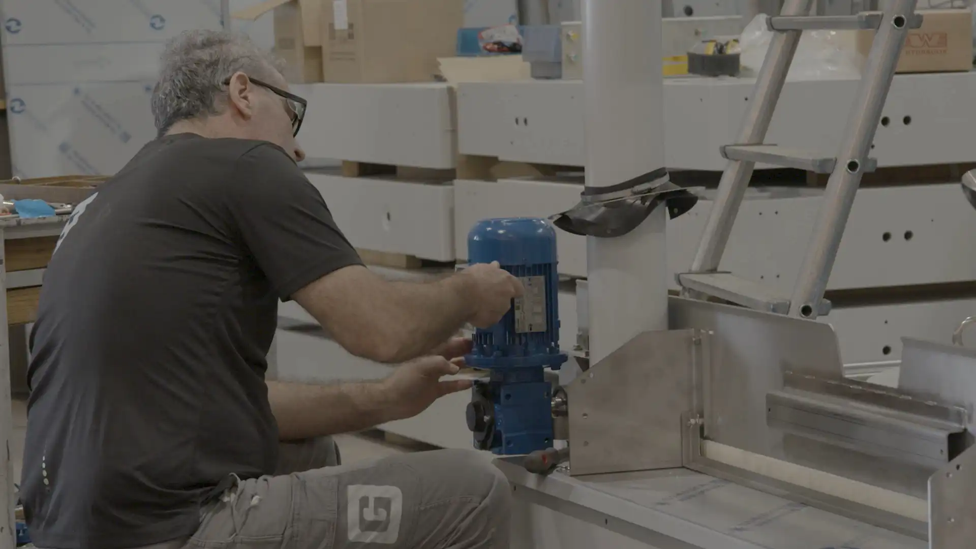 Técnico Girbau realizando manutenção preventiva em máquinas profissionais para lavanderia para garantir desempenho, segurança e disponibilidade.