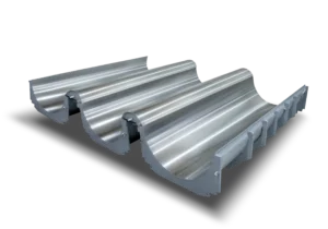 Detalle de la cubeta rígida con acabado efecto espejo de la calandra industrial PC de Girbau para un planchado uniforme.