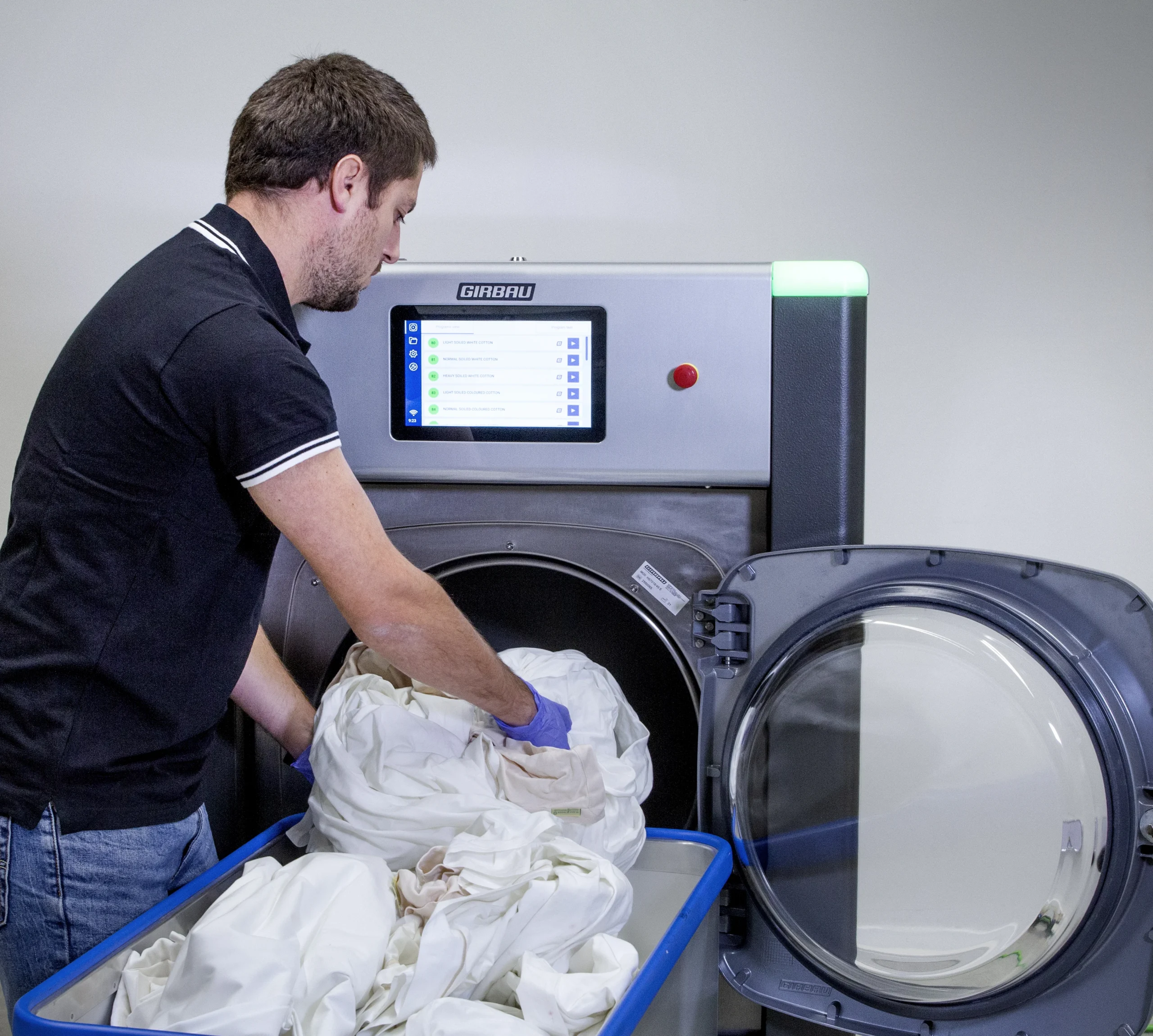 Ergonomic design with an extra-wide door, even on high-capacity models (40 and 57 kg)