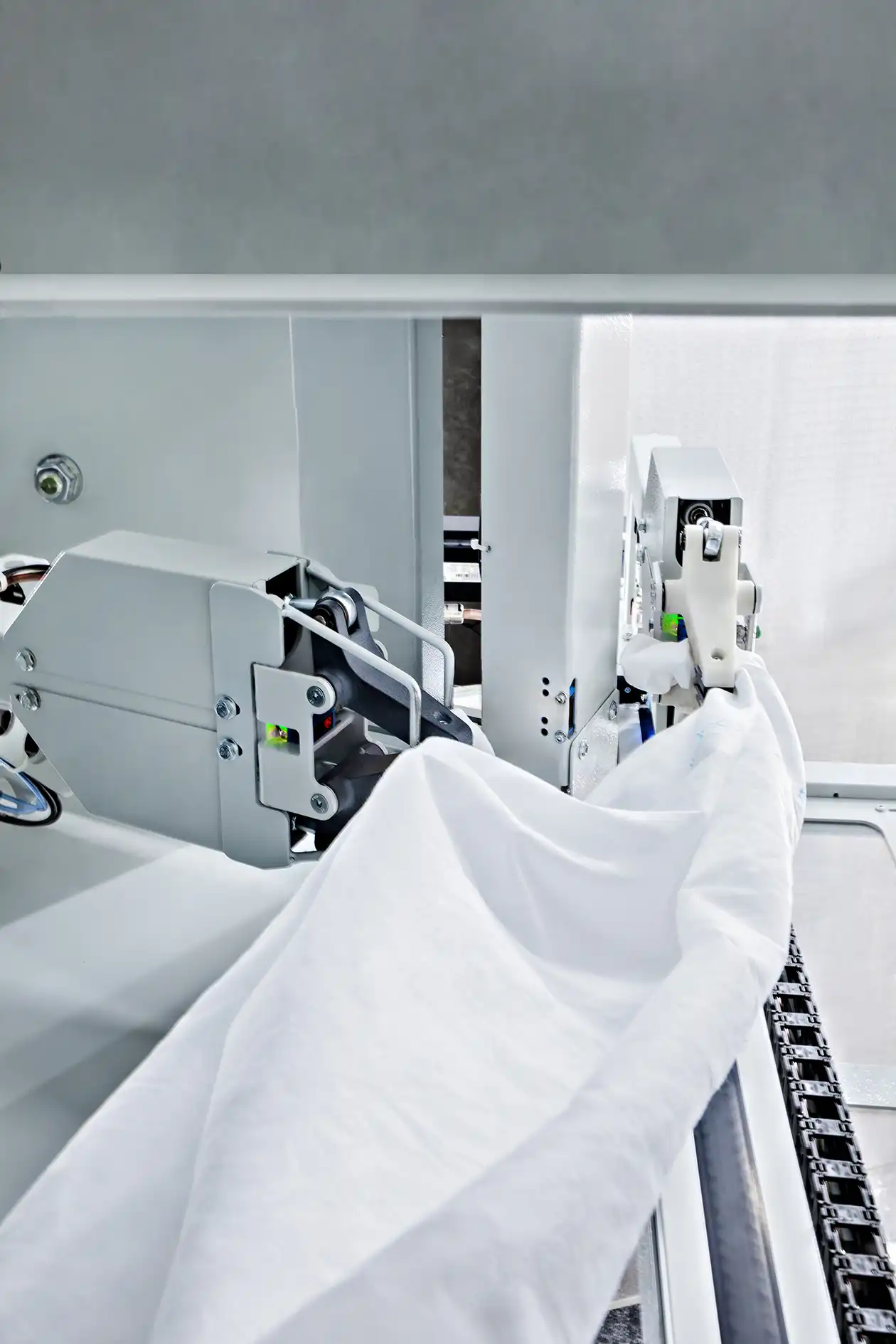 No direct contact with contaminated linen