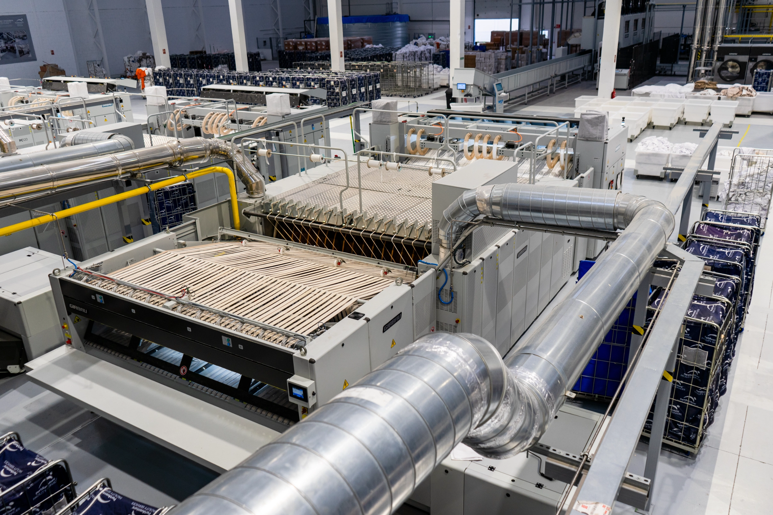 Automatic ironer line with feeder, flatwork ironer (calender) and folder with stacking