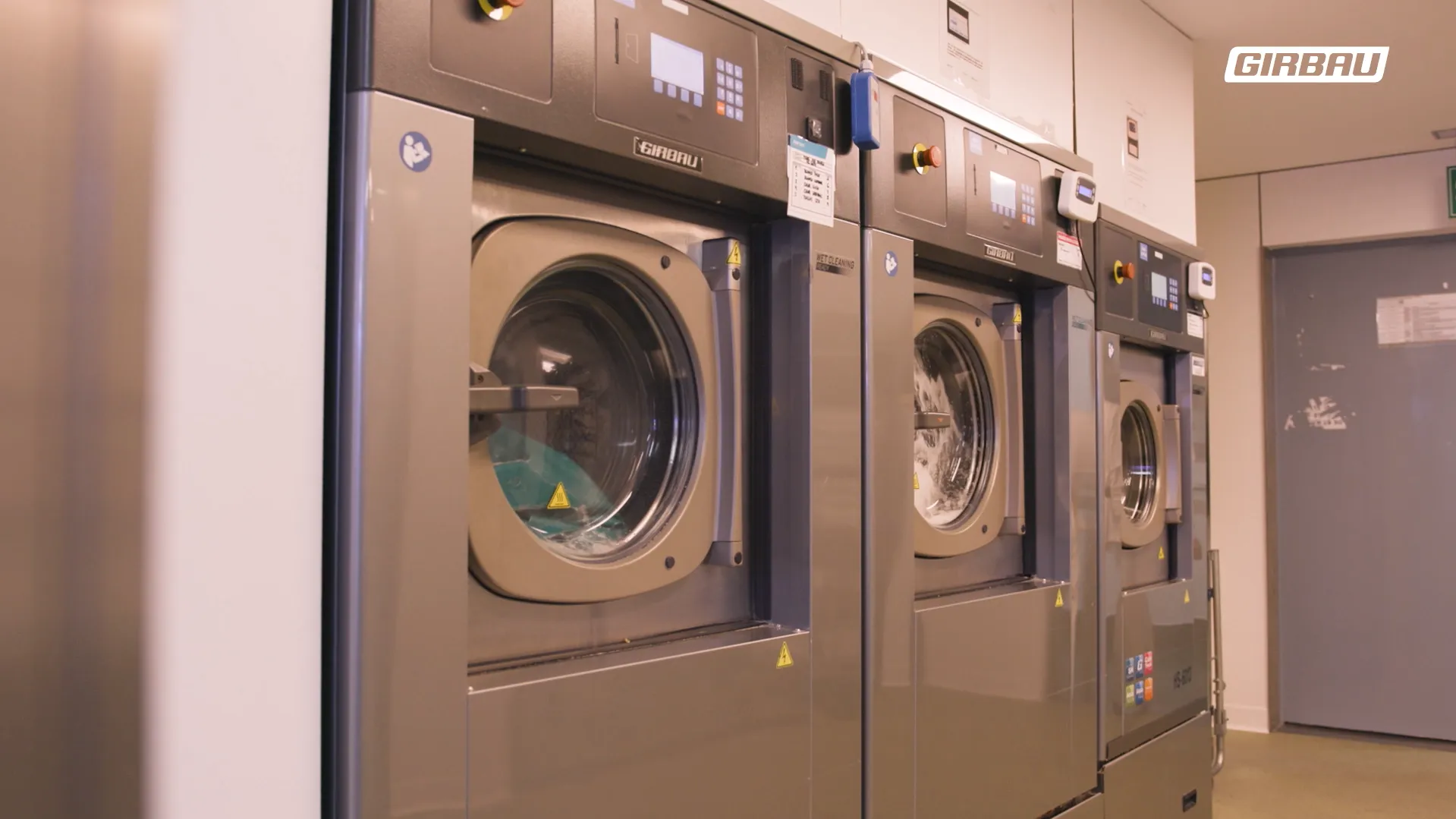 Industrial washing machines with high-speed extraction and large-capacity.