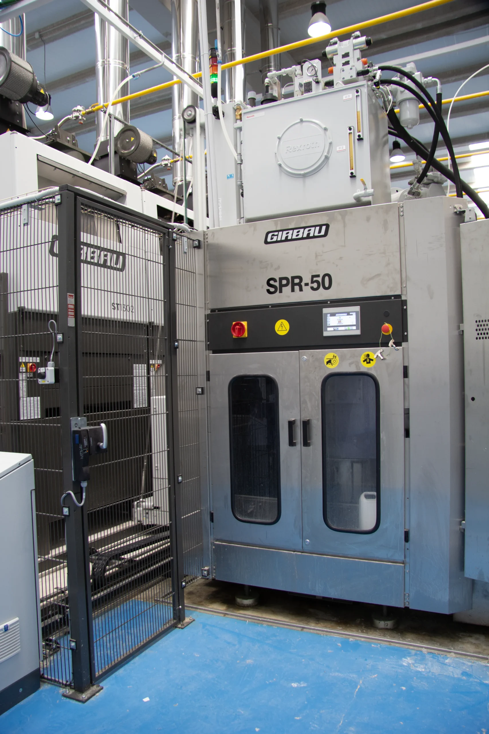 Industrial laundry press for water extraction during the washing process
